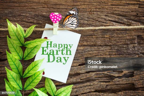 Weiß Mit Glücklich Earth Daypapierschuldbrief Hängen Stockfoto und mehr Bilder von Tag der Erde