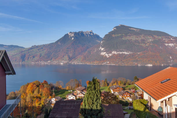 スイスのトゥン湖のパノラマビューは、インターラーキンの町の近くに - berne switzerland thun jungfrau ストックフォトと画像