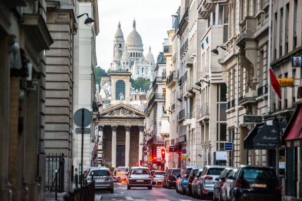 rue de paris avec vue sur la vieille église et sacré-coeur - basilique du sacré coeur photos et images de collection