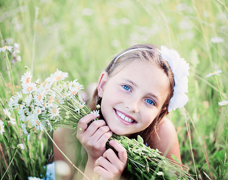child girl at chamomile field