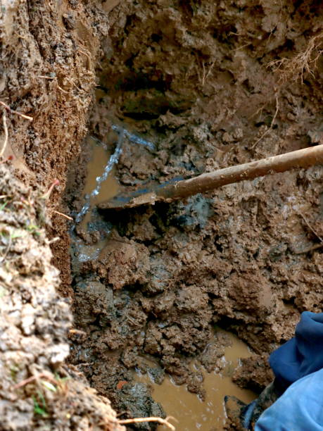 istock Digging the earth to cracked pipes 647196530
