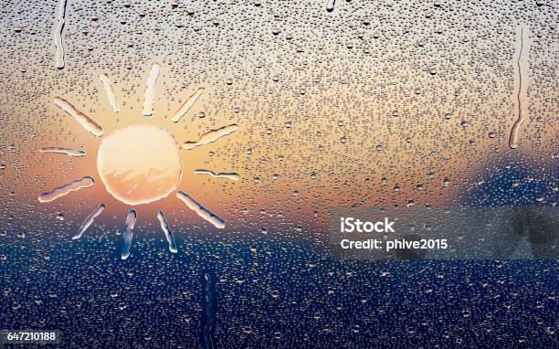 Wassertropfen Bilden Eine Sonne Stockfoto und mehr Bilder von Regen - Regen, Sonne, Sonnenlicht