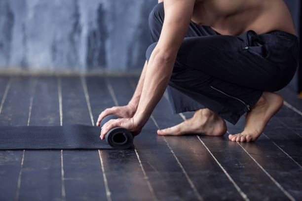 hommes jeunes yogi laminage mat - gymnastique au sol photos et images de collection