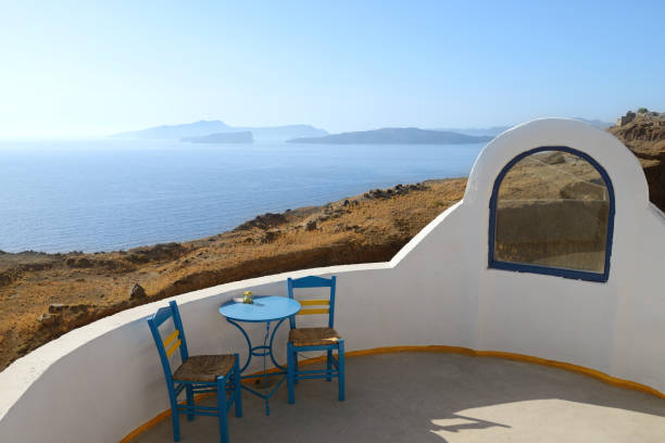 santorini - vista caldera - greek islands table window sun foto e immagini stock