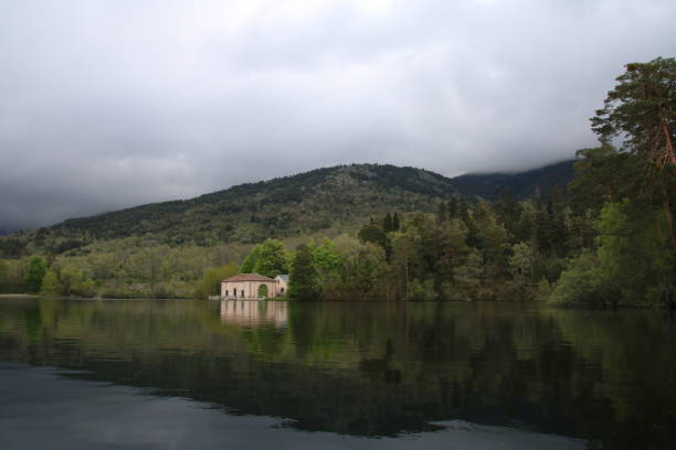 の風景  - ピエドラ修道院 ストックフォトと画像