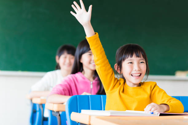 教室での学習の幸せな女の子 - child education human hand happiness ストックフォトと画像