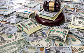 holzgesetz-gavel-auf-uns-dollar-geld-hin