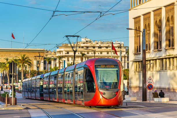 tram cittadino su una strada di casablanca, marocco - casablanca foto e immagini stock