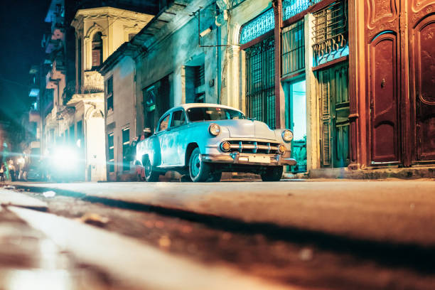 vieille voiture américaine dans l’ancienne rue de la havane dans la nuit - taxi retro revival havana car photos et images de collection