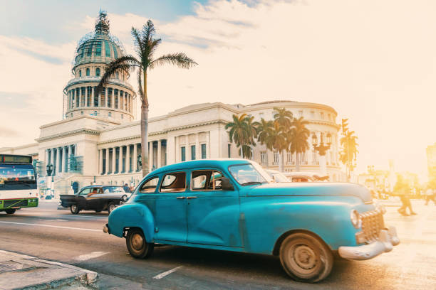vieille voiture américaine bleue devant le capitole à la havane - taxi retro revival havana car photos et images de collection