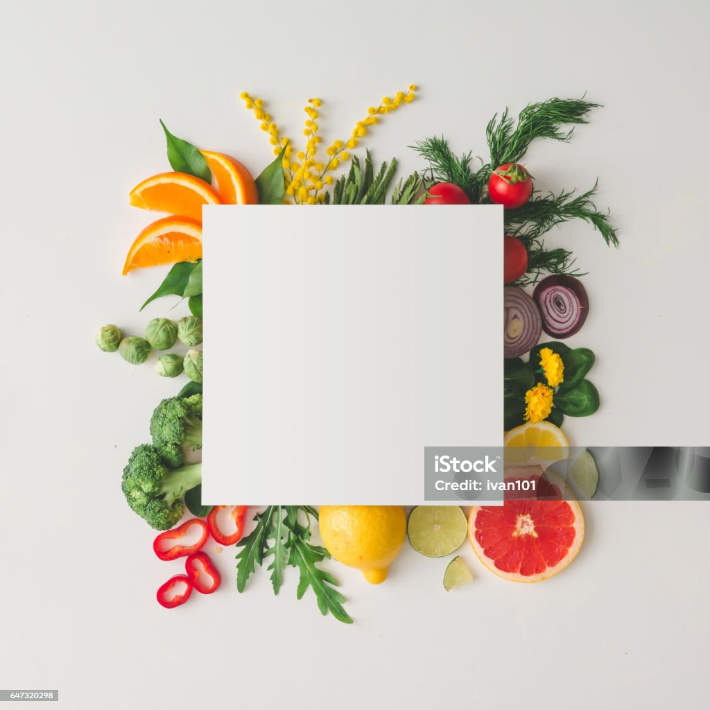 Diseño creativo hecho de varias frutas y verduras con tarjeta del libro blanco. La endecha plana. Concepto de alimentos. - Foto de stock de Vegetal libre de derechos