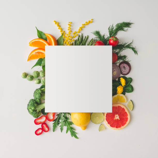 layout de criativa feita de várias frutas e legumes com cartão de papel branco. plano de leigos. conceito de comida. - fruit directly above healthy eating freshness - fotografias e filmes do acervo