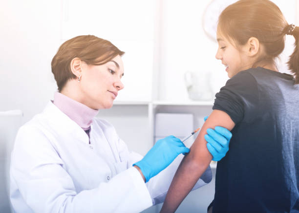 istock Doctor makes injection girl 647322320