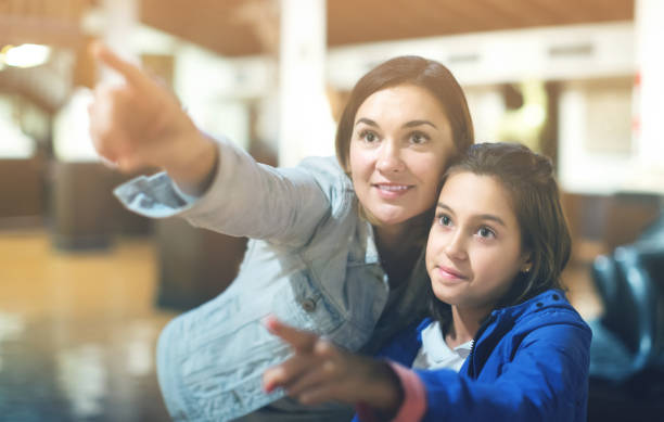 mujer y niña en el museo - mother superior fotografías e imágenes de stock