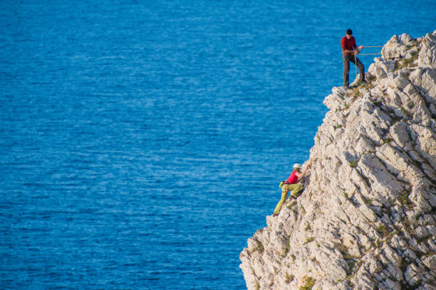 couple doing rock climbing - climbing rock climbing rock mountain climbing imagens e fotografias de stock