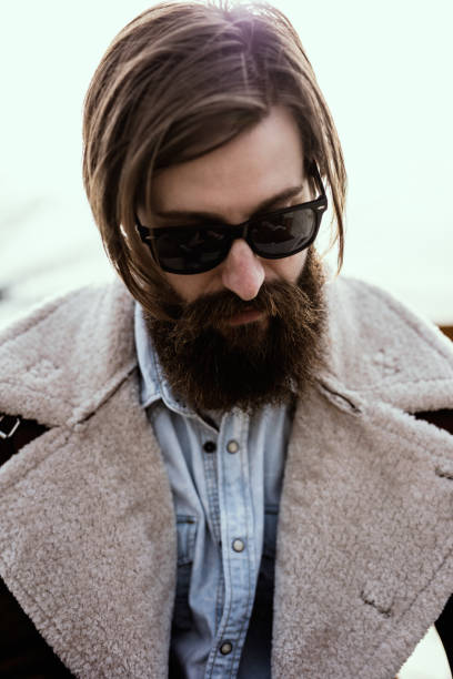 buen hombre con barba pelo largo mirada. - stubble men tattoo sensuality fotografías e imágenes de stock