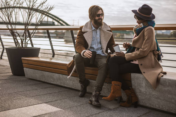 guapo con estilo de pelo largo con una mujer moderna en una fecha - stubble men tattoo sensuality fotografías e imágenes de stock