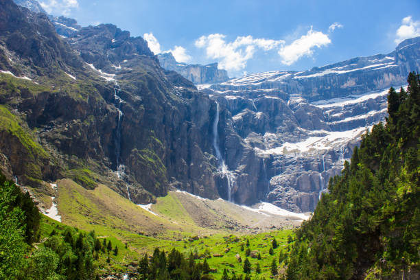 ガヴァルニー滝ピレネー山脈 - gavarnie falls ストックフォトと画像