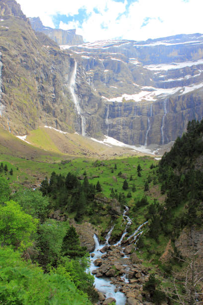 ガヴァルニー、滝ピレネー、 - gavarnie falls ストックフォトと画像