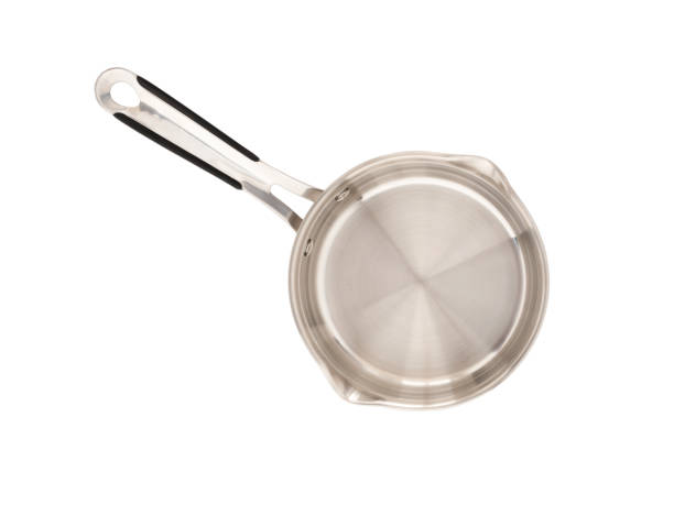 крупным планом изображение соуса кастрюлю изолированы - pan saucepan kitchen utensil isolated стоковые фото и изображения