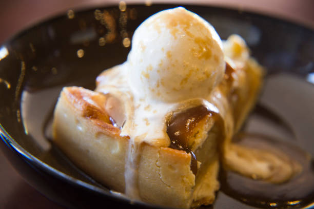 istock Icecream on a piece of apple pie 647419192