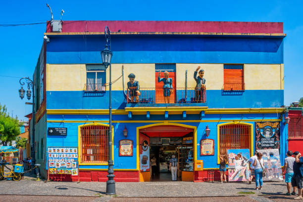 magasin dans le quartier de la boca de buenos aires en argentine. - argentina buenos aires door la boca photos et images de collection