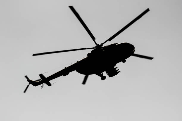 летать на вертолете - rescue helicopter outdoors occupation стоковые фото и изображения