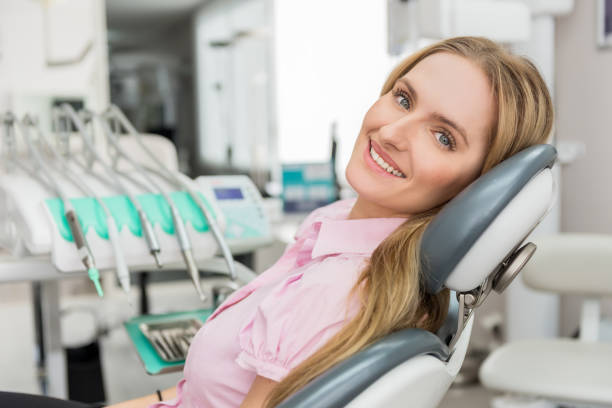 procédure de beauté chez dentiste - dentist teenager dental hygiene sitting photos et images de collection