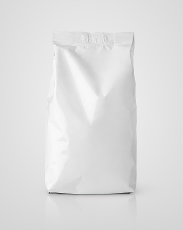 Bolsa de papel en blanco blanco refrigerio paquete sobre gris photo