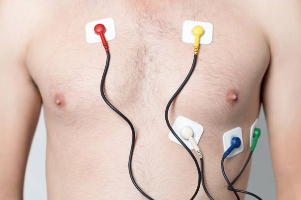 herz elektrokardiogramm oder überwachung mit holter für jungen patient - pulse trace arrhythmia electrode listening to heartbeat stock-fotos und bilder