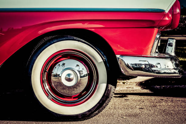 the fifties - hubcap wheel car chrome imagens e fotografias de stock