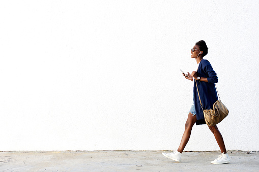 Escuchar música moda mujer negro en teléfono móvil photo