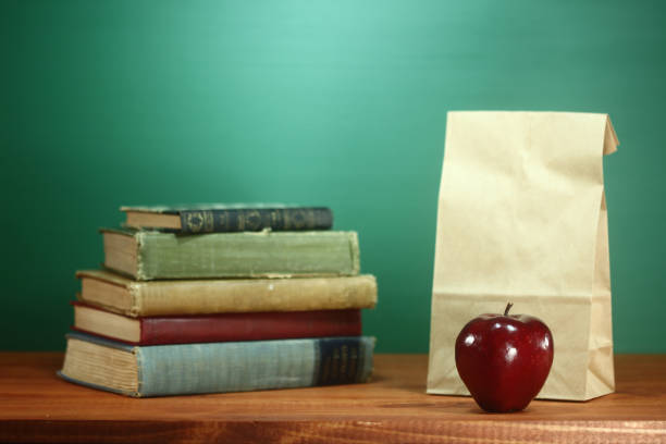 imagen de fondo con temática de regreso a la escuela verde - hit the sack fotografías e imágenes de stock