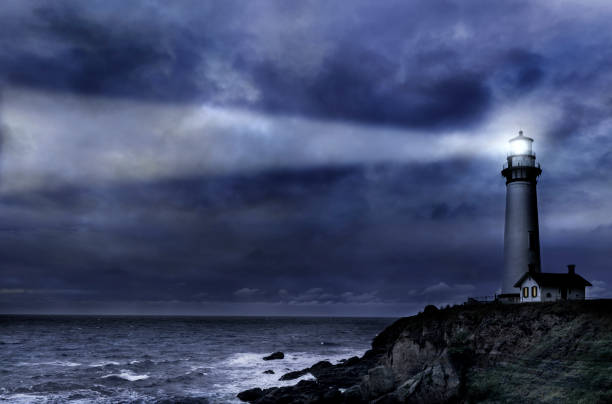 faro di pigeon pt. durante la tempesta invernale - coastline big sur usa the americas foto e immagini stock