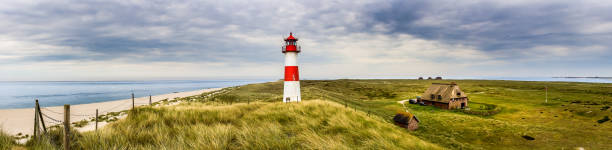 vuurtoren lijst ost op het eiland sylt - duitse noordzeekust stockfoto's en -beelden