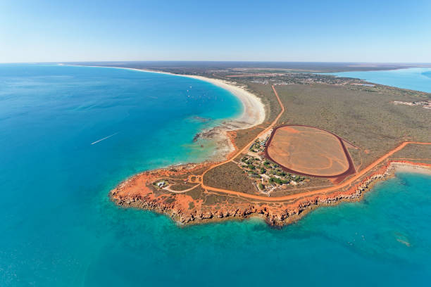 vista aérea de gantheaume point e cable beach, broome, austrália ocidental - broome - fotografias e filmes do acervo
