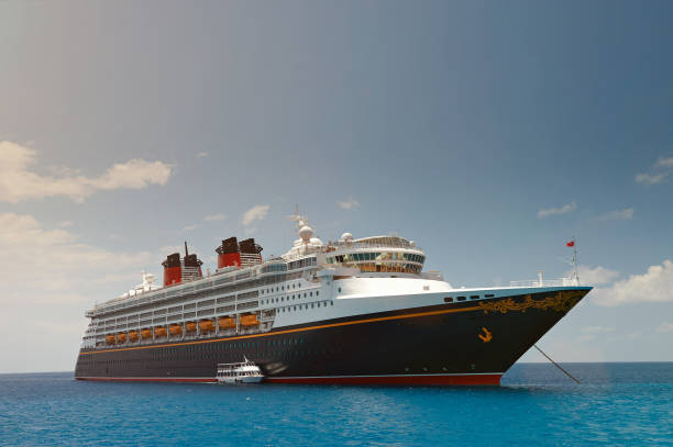 navire de croisière noire classique - cruise ship cruise sea luxury photos et images de collection