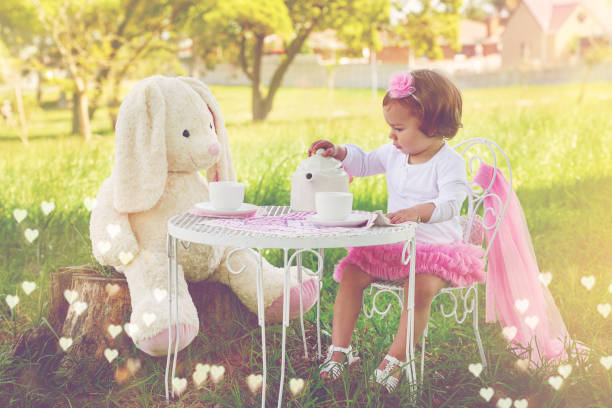 ancora un po' di tè, signora rabbit? - tea party tea afternoon tea little girls foto e immagini stock