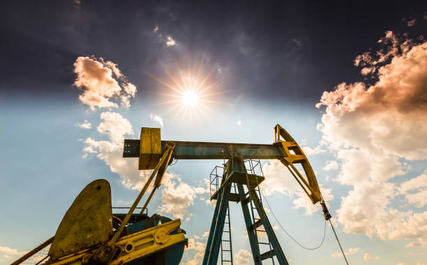 ポンプ ジャック、晴れた日の青い空に白い雲、プロファイリングと油田 - oil industry oil oil rig oil pump ストックフォトと画像