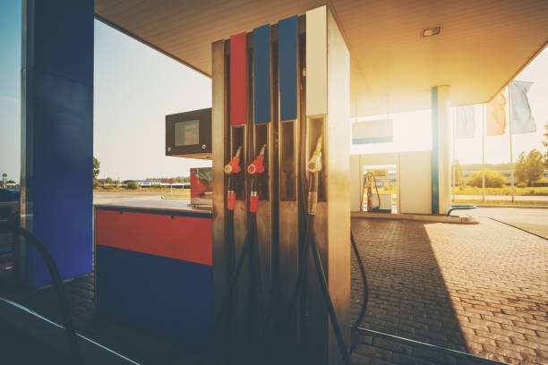 posto de gasolina num dia de verão - truck close up fuel tanker semi truck - fotografias e filmes do acervo