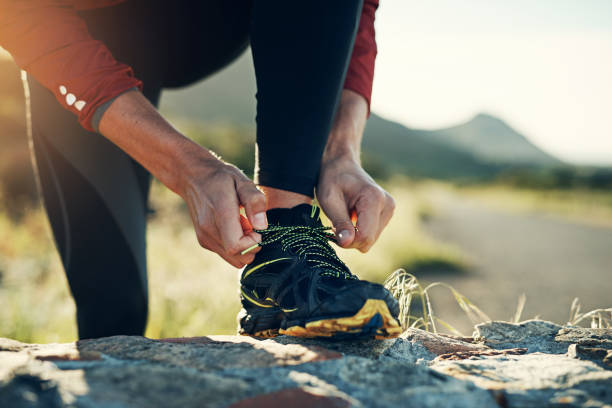 ostatnie przygotowanie przed biegiem - running jogging men shoe zdjęcia i obrazy z banku zdjęć