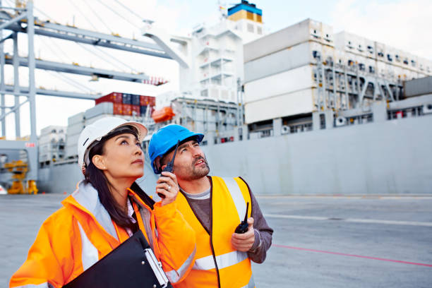 conseguir recipientes de carga para el envío - industrial ship dock worker engineer harbor fotografías e imágenes de stock