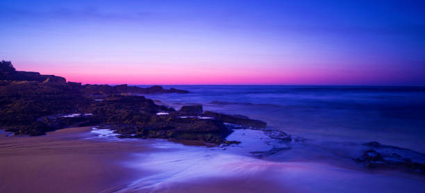 sonnenaufgang am maroubra beach - maroubra beach stock-fotos und bilder