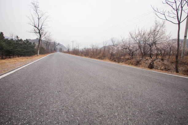 a estrada áspera da montanha é encoberta no embaçamento em beijing, china - 3097 - fotografias e filmes do acervo
