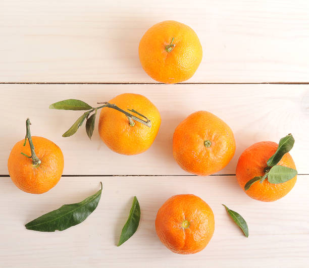 tangerines with green leaves on wooden background - gift orange green package imagens e fotografias de stock