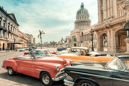 Oldtimer coches de taxi parking delante de Capitol en Havanna photo