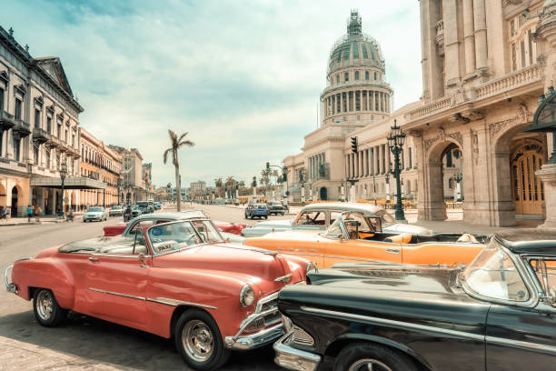 oldtimer taksówki parking przed capitol w havanna - cuba cuban culture car collectors car zdjęcia i obrazy z banku zdjęć