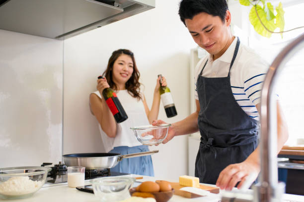 junges paar kochen zusammen - kyoto protokoll stock-fotos und bilder