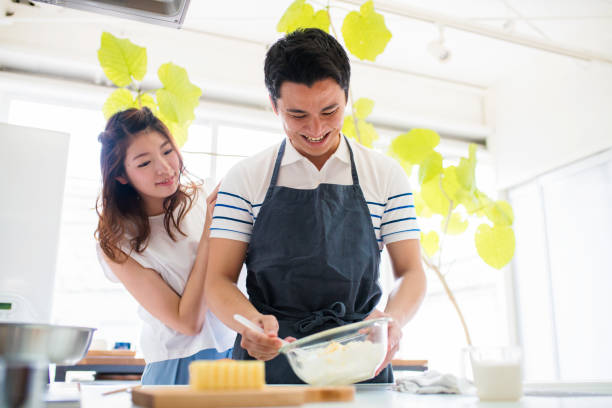 junges paar kochen zusammen - kyoto protokoll stock-fotos und bilder