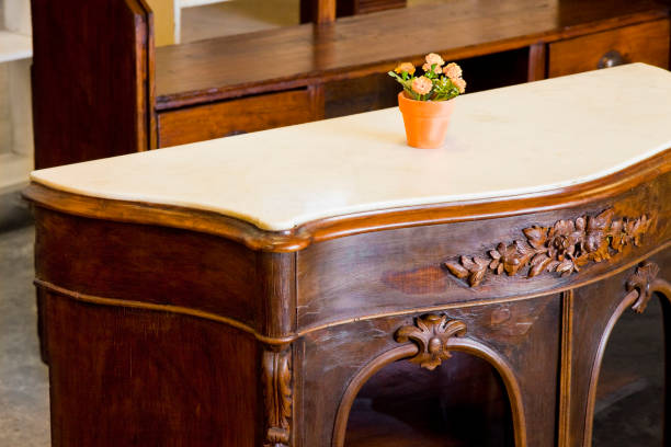 detalle de un muebles de madera italiano acaba de restaurar con decoraciones florales - anticuario anticuado fotografías e imágenes de stock